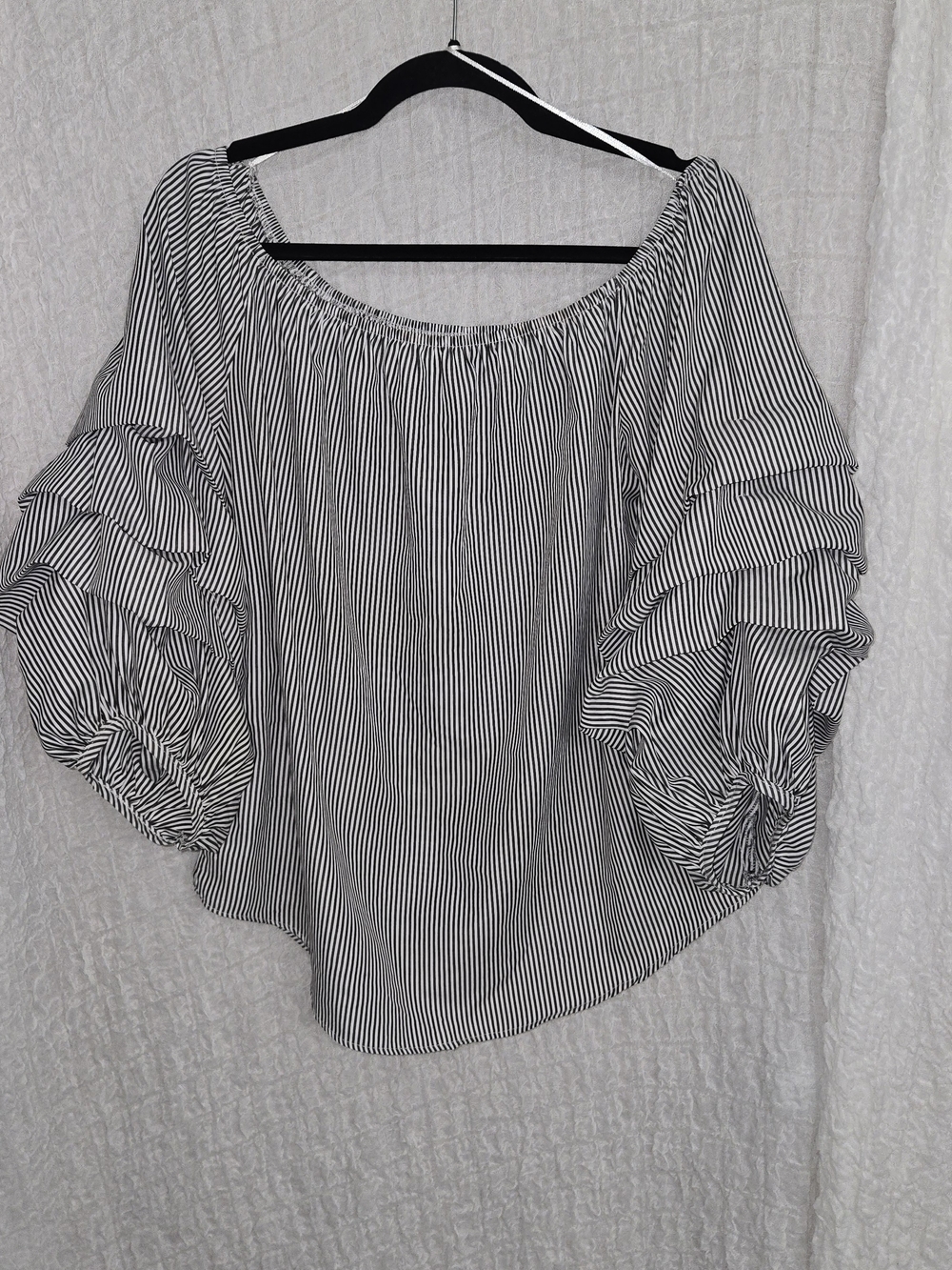 Roommates Size Large Striped Off-Shoulder Ruffled Sleeve Top - Black/White